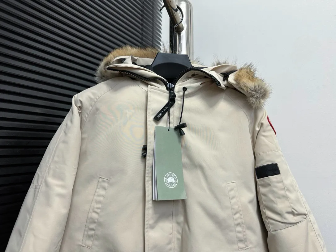 [Canada goose] 01 Exdition Parka Down Jacket for Couples Authentic original version, you need to compare Authentic to check it at any time, accessories are all customized from the original factory 💯The softness and hardness of the fabric is compared with Authentic, and it can be restored by kneading at will (fabric misunderstanding: fabrics with high hardness are not waterproof. Only those who buy the latest Authentic version this year will notice the softness and comfort of the fabric) 💯Down is synchronized with Authentic white duck down, fluffy and not clumps Electronically controlled velvet filling machine 💯Customized Authentic YKK military-grade copper core zipper puller, high hardness and no jamming 💯The fur collar is purchased from Western Canada coyote skin original customization 💯All workmanship and wiring are controlled by workers with more than ten years of service. They must be horizontal and vertical, and are not allowed to be crooked. The inner wiring density is more sophisticated. Feel free to compare 💯labels, collar labels, washed labels, hangtags, zipper cords, pocket labels Back logo, collar velvet, Velcro fasteners, and cuffs. All details are updated simultaneously with Authentic. The best version with the most complete colors. All kinds of battle goods. Size: XS-XXL.